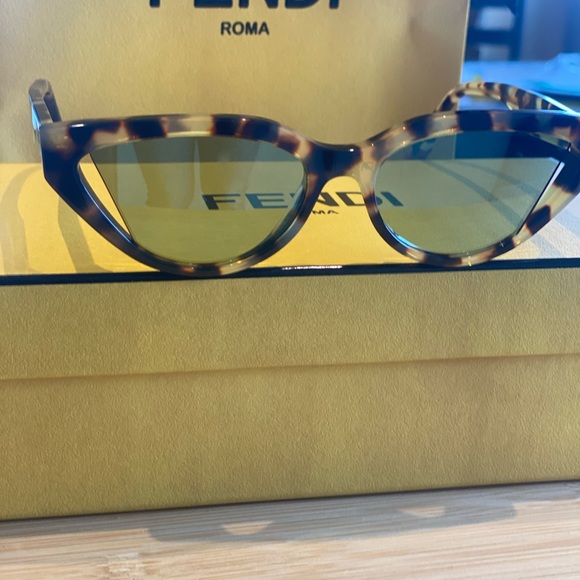 Fendi‎ Cat Eye Sunglasses - Picture 15 of 16